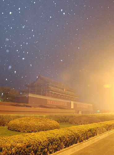 天安門地區(qū)雪景(2011年12月2日攝)。當日,北京降下今冬第一場雪。降雪從清晨開始,大多數(shù)雪花落地后迅速融化。新華社記者 邢廣利 攝