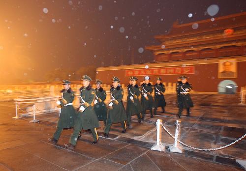 12月2日,武警戰(zhàn)士在北京天安門廣場執(zhí)勤。當日,北京降下今冬第一場雪。降雪從清晨開始,大多數(shù)雪花落地后迅速融化。新華社記者 邢廣利 攝