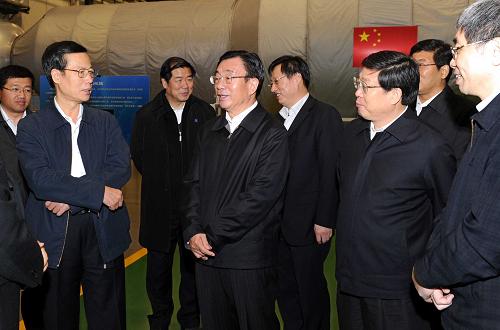 12月5日至7日,中共中央政治局常委、中央紀(jì)委書記賀國(guó)強(qiáng)在天津進(jìn)行調(diào)研。 這是12月5日,賀國(guó)強(qiáng)在中國(guó)航天科技集團(tuán)公司天津基地勉勵(lì)科研人員發(fā)揚(yáng)航天精神,發(fā)揮聰明才智,無私奉獻(xiàn),敢于攻關(guān),努力為我國(guó)國(guó)防科技工業(yè)發(fā)展再立新功。新華社記者 饒愛民 攝
