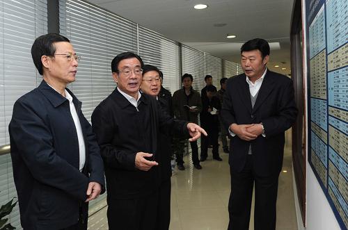 12月5日至7日,中共中央政治局常委、中央紀(jì)委書記賀國(guó)強(qiáng)在天津進(jìn)行調(diào)研。 這是12月5日,賀國(guó)強(qiáng)在天津市行政許可服務(wù)中心對(duì)天津市深化行政管理體制改革、推動(dòng)服務(wù)型政府建設(shè)和勤政廉政建設(shè)的經(jīng)驗(yàn)予以贊賞。新華社記者饒愛民攝