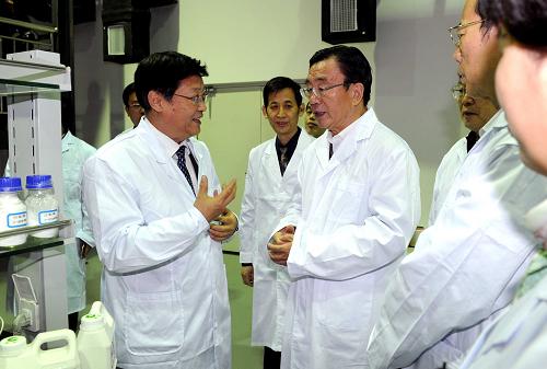 12月5日至7日,中共中央政治局常委、中央紀(jì)委書記賀國(guó)強(qiáng)在天津進(jìn)行調(diào)研。 這是12月5日,賀國(guó)強(qiáng)在中科院天津工業(yè)生物技術(shù)研究所與科研人員親切交談。新華社記者 饒愛民 攝