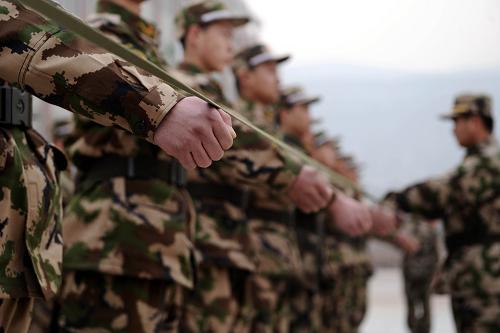 12月19日,消防新兵們?cè)诰毩?xí)擺臂動(dòng)作。當(dāng)日,山西省入伍消防新兵在太原市消防培訓(xùn)基地開始接受為期三個(gè)月的集訓(xùn)。經(jīng)過嚴(yán)格的業(yè)務(wù)理論、救護(hù)常識(shí)、專業(yè)技能培訓(xùn)和體能訓(xùn)練后,他們將被分配至山西省各地消防部隊(duì)。新華社記者 范敏達(dá) 攝