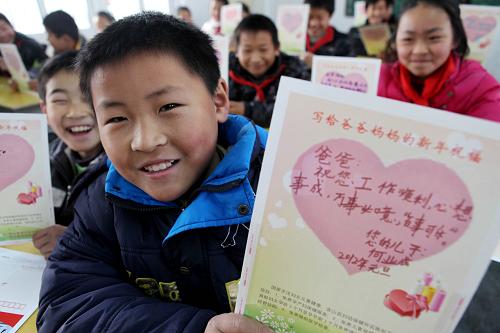 12月26日,安徽省馬鞍山市含山縣環(huán)峰第三小學(xué)留守兒童展示寫給在外打工父母的賀卡。當(dāng)日,安徽省馬鞍山市含山縣環(huán)峰第三小學(xué)開展留守兒童“遙寄思親情、感恩迎新年”主題活動(dòng)。留守兒童將愛心賀卡寄給在外務(wù)工的爸爸媽媽,表達(dá)對(duì)父母的感恩之情和新年祝福。新華社發(fā)(程千俊 攝)