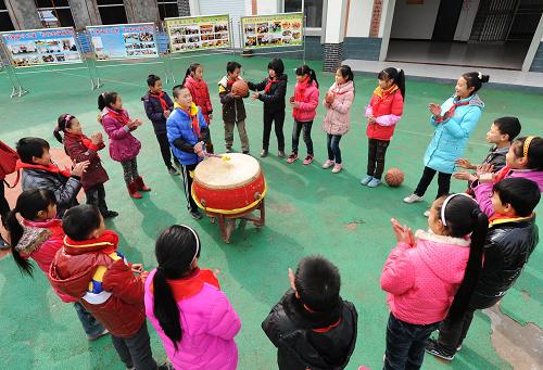1月16日,重慶市九龍坡區(qū)西彭鎮(zhèn)的小學(xué)生在東林村“留守兒童幸福家園”做游戲。“有了‘幸福家園’,我的假期再也不無聊了。”重慶市九龍坡區(qū)西彭鎮(zhèn)第三小學(xué)的小學(xué)生趙藝高興地告訴記者。記者在西彭鎮(zhèn)東林村留守兒童幸福家園見到趙藝時(shí),她正和同學(xué)下跳棋。由于農(nóng)村文體活動(dòng)設(shè)施匱乏,加之沒有父母陪伴,每到學(xué)校放假,她常常無處可去、無人作伴,“很怕放假”。2011年,東林村建起了留守兒童幸福家園,每到周末、假期,趙藝和小伙伴就來到這里借閱圖書、與父母視頻聊天、打乒乓球、跳繩……進(jìn)行各種文體活動(dòng),過一個(gè)豐富多彩的假期。2011年,重慶九龍坡區(qū)在27個(gè)村(社區(qū))成立了留守兒童“幸福家園”,均配備電視機(jī)、電腦、書籍及各類文體設(shè)施,做到“三通”(通電、通電話、通視頻網(wǎng)絡(luò))、“六有”(有人員、有經(jīng)費(fèi)、有場(chǎng)地、有設(shè)施、有活動(dòng)、有牌子),并依托“留守兒童幸福家園”開展內(nèi)容豐富、形式多樣的活動(dòng)。新華社記者 李曉果 攝