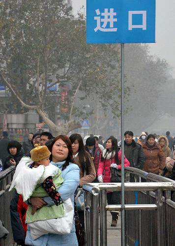 1月17日,在鄭州火車站廣場,旅客按照指示牌進入候車區(qū)域。進入春運以來,鄭州火車站各項應急措施和便民服務設施運轉正常,車站乘降秩序良好。目前,全站各個關鍵崗位已經滿負荷運轉,準備迎接1月20日至22日春節(jié)前最后一個客運高峰的到來。新華社記者 王頌 攝