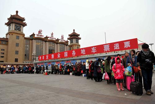 1月20日,旅客在北京站廣場排隊等候乘坐北京站至北京西站的春運專線。當(dāng)日,北京站迎來春運高峰,預(yù)計全天發(fā)送旅客13萬余人。早上8點,記者在北京站廣場看到,實名制驗證驗票亭全部開放,并沒有大量旅客積壓,愛心通道和快速通道的開設(shè)也極大便利了有需要的旅客進站。在候車室內(nèi),專門設(shè)有愛心服務(wù)區(qū),為“老弱病殘孕”旅客提供服務(wù)。據(jù)了解,為了確保旅客春運期間順利出行,北京站機關(guān)工作人員已全部充實到一線服務(wù)春運,并采取加設(shè)進站通道、制定極端天氣應(yīng)急預(yù)案等諸多措施,迎戰(zhàn)春運高峰。新華社記者 公磊 攝