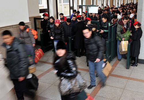 1月20日,旅客在北京站候車室內(nèi)檢票乘車。新華社記者 公磊 攝