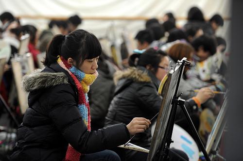 1月29日,考生在安徽藝術(shù)職業(yè)學(xué)院考點(diǎn)參加美術(shù)考試。當(dāng)日,2012年安徽省省外普通高校藝術(shù)類(lèi)專(zhuān)業(yè)考試?yán)_(kāi)帷幕,300所院校將進(jìn)行長(zhǎng)達(dá)25天的專(zhuān)業(yè)考試。據(jù)悉,安徽今年約有4萬(wàn)名學(xué)生參加藝考。新華社發(fā)(沈鄉(xiāng) 攝)