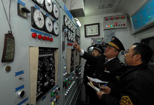 1134次列車乘務(wù)員和隨車乘警在檢查列車空調(diào)發(fā)電車中柴油機組運行狀況,確保旅途電力供應(yīng)正常(1月29日攝)。農(nóng)歷正月初五之后,春運迎來返程客流高峰,包頭客運段由烏海開往天津的1134次列車的工作人員在做好列車各項服務(wù)的同時,加強行車中的安全檢查,確保旅客春運安全。新華社發(fā)(張超群 攝)