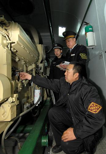 1134次列車乘務(wù)員和隨車乘警在檢查列車空調(diào)發(fā)電車中柴油機組運行狀況,確保旅途電力供應(yīng)正常(1月29日攝)。農(nóng)歷正月初五之后,春運迎來返程客流高峰,包頭客運段由烏海開往天津的1134次列車的工作人員在做好列車各項服務(wù)的同時,加強行車中的安全檢查,確保旅客春運安全。新華社發(fā)(張超群 攝)