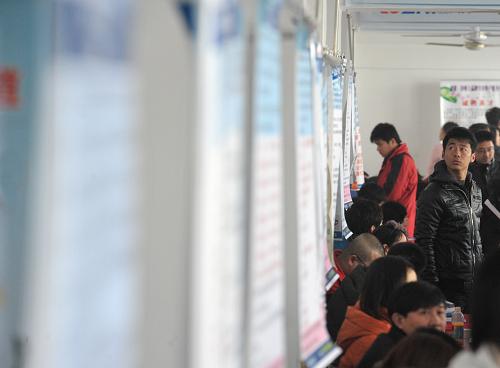 1月31日,在安徽省合肥市體育館內(nèi),求職者在查看招聘信息。當(dāng)日,安徽省合肥市體育館舉行了新春假期過后的首場(chǎng)大型招聘會(huì)。本次招聘會(huì)現(xiàn)場(chǎng)共有近200家單位提供1000個(gè)左右的崗位,吸引了3000多名求職者前來應(yīng)聘。合肥市體育館從1月31日起至3月29日將定期舉行34場(chǎng)招聘會(huì)。新華社記者 郭晨 攝