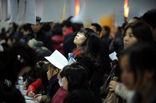 1月31日,一名求職者在招聘會(huì)現(xiàn)場(chǎng)查詢招聘信息。隨著東部沿海產(chǎn)業(yè)向中西部轉(zhuǎn)移和西部地區(qū)自身經(jīng)濟(jì)快速發(fā)展,西部地區(qū)用工需求旺盛。春節(jié)后一周內(nèi),重慶市將舉行各類招聘會(huì)10余場(chǎng),招聘崗位超過10萬個(gè)。在31日重慶舉行的一場(chǎng)節(jié)后大型招聘會(huì)現(xiàn)場(chǎng),記者了解到,當(dāng)?shù)赜霉て髽I(yè)對(duì)求職者的學(xué)歷、年齡等要求有所放寬,薪酬待遇普遍提高了5%-10%。新華社記者 李健 攝