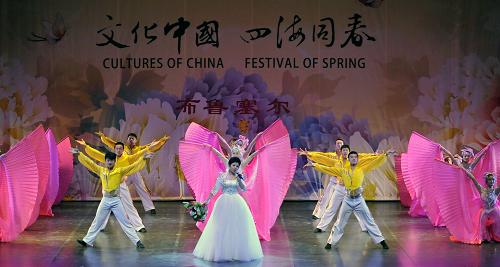2月2日,歌唱家董文華在比利時(shí)首都布魯塞爾舉行的“文化中國(guó)·四海同春”2012比利時(shí)華僑華人新春聯(lián)歡晚會(huì)上演唱。當(dāng)日,由中國(guó)國(guó)務(wù)院僑務(wù)辦公室和中國(guó)海外交流協(xié)會(huì)組派的“文化中國(guó)·四海同春”藝術(shù)團(tuán)為比利時(shí)約2000名華僑華人及國(guó)際友人奉獻(xiàn)了一場(chǎng)精彩的文藝演出。新華社記者 葉平凡 攝