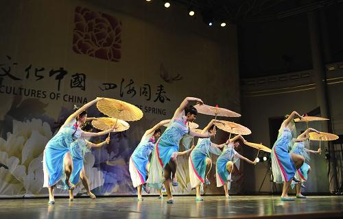 2月2日,在比利時(shí)首都布魯塞爾舉行的“文化中國(guó)·四海同春”2012比利時(shí)華僑華人新春聯(lián)歡晚會(huì)上,舞蹈演員表演《小城雨巷》。當(dāng)日,由中國(guó)國(guó)務(wù)院僑務(wù)辦公室和中國(guó)海外交流協(xié)會(huì)組派的“文化中國(guó)·四海同春”藝術(shù)團(tuán)為比利時(shí)約2000名華僑華人及國(guó)際友人奉獻(xiàn)了一場(chǎng)精彩的文藝演出。新華社記者 葉平凡 攝
