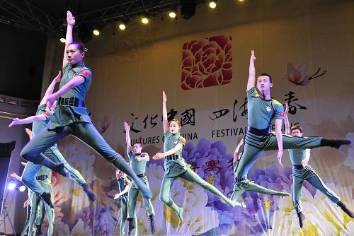 2月2日,在比利時(shí)首都布魯塞爾舉行的“文化中國(guó)·四海同春”2012比利時(shí)華僑華人新春聯(lián)歡晚會(huì)上,舞蹈演員表演《綠色旋風(fēng)》。當(dāng)日,由中國(guó)國(guó)務(wù)院僑務(wù)辦公室和中國(guó)海外交流協(xié)會(huì)組派的“文化中國(guó)·四海同春”藝術(shù)團(tuán)為比利時(shí)約2000名華僑華人及國(guó)際友人奉獻(xiàn)了一場(chǎng)精彩的文藝演出。新華社記者 葉平凡 攝