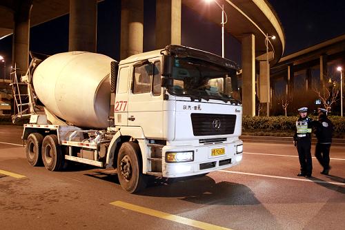 2月7日夜,交警示意一輛大型水泥攪拌車停車檢查。從2月6日開始,上海交警部門在全市范圍內(nèi)組織開展針對(duì)大型貨運(yùn)車輛(渣土車、混凝土攪拌車、環(huán)衛(wèi)運(yùn)輸車輛等)交通違法行為的集中排查整治行動(dòng)。在為期一周的整治行動(dòng)中,交警部門將重點(diǎn)查處大型貨運(yùn)車輛超載、違反交通信號(hào)、故意遮擋、污損號(hào)牌等嚴(yán)重交通違法行為,以及非機(jī)動(dòng)車超越行車線、闖紅燈、逆向行駛和行人闖紅燈等容易引發(fā)涉及大型貨運(yùn)車輛人員傷亡交通事故的交通違法行為。新華社記者 凡軍 攝