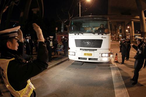 2月7日夜,交警在對(duì)一輛大型水泥攪拌車進(jìn)行稱重。從2月6日開始,上海交警部門在全市范圍內(nèi)組織開展針對(duì)大型貨運(yùn)車輛(渣土車、混凝土攪拌車、環(huán)衛(wèi)運(yùn)輸車輛等)交通違法行為的集中排查整治行動(dòng)。在為期一周的整治行動(dòng)中,交警部門將重點(diǎn)查處大型貨運(yùn)車輛超載、違反交通信號(hào)、故意遮擋、污損號(hào)牌等嚴(yán)重交通違法行為,以及非機(jī)動(dòng)車超越行車線、闖紅燈、逆向行駛和行人闖紅燈等容易引發(fā)涉及大型貨運(yùn)車輛人員傷亡交通事故的交通違法行為。新華社記者 凡軍 攝