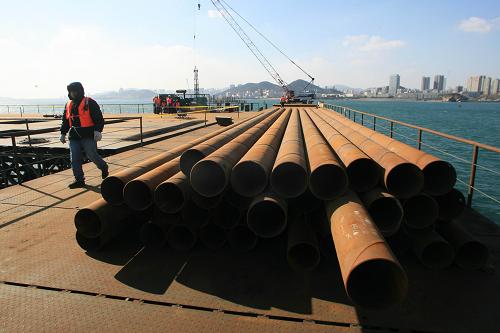 2月8日,在大連南部濱海大道跨海大橋建設(shè)工地上,工人冒著嚴(yán)寒在海上棧橋作業(yè)。日前,我國(guó)首座海上地錨懸索式跨海大橋——大連南部濱海大道跨海大橋,已進(jìn)入海面橋墩施工階段。大橋設(shè)計(jì)為雙層雙向八車道,全長(zhǎng)5.3公里,預(yù)計(jì)2013年底竣工通車,將為大連城市南部打通一條重要的交通動(dòng)脈。新華社發(fā)(王華 攝)