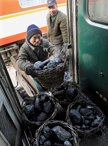 2月8日,在鄭州鐵路局客運(yùn)段,兩名送煤工在往一輛臨時(shí)客車上裝開水鍋爐用煤。在鐵路部門成千上萬的“春運(yùn)大軍”中,有這樣一批人,他們所從事的工作甚至連許多鐵路內(nèi)部的職工也不熟知。但是,如果沒有他們的辛勤付出,乘客就有可能吃不上飯,喝不上水,睡不好覺,甚至?xí)绊懙杰囕v運(yùn)行的安全。這些默默無聞的“春運(yùn)人”,是當(dāng)之無愧的無名英雄,理應(yīng)受到人們的尊敬。新華社記者 王頌 攝