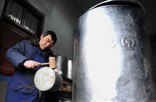 2月8日,在鄭州鐵路局客運(yùn)段的一個(gè)維修車間內(nèi),一名工人在修理列車上使用的茶水壺和垃圾桶。在鐵路部門成千上萬的“春運(yùn)大軍”中,有這樣一批人,他們所從事的工作甚至連許多鐵路內(nèi)部的職工也不熟知。但是,如果沒有他們的辛勤付出,乘客就有可能吃不上飯,喝不上水,睡不好覺,甚至?xí)绊懙杰囕v運(yùn)行的安全。這些默默無聞的“春運(yùn)人”,是當(dāng)之無愧的無名英雄,理應(yīng)受到人們的尊敬。新華社記者 王頌 攝