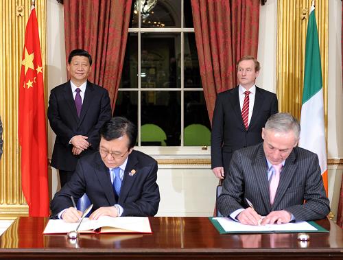 2月19日,中國國家副主席習(xí)近平在都柏林與愛爾蘭總理肯尼舉行會(huì)談。這是會(huì)談結(jié)束后,習(xí)近平與肯尼共同出席兩國有關(guān)簽字儀式。新華社記者 謝環(huán)馳 攝
