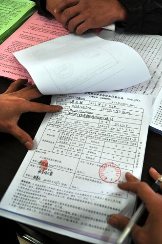 2月27日,在廣西南寧市興寧區(qū)五塘鎮(zhèn)社會(huì)保障服務(wù)中心,工作人員在為當(dāng)?shù)厝罕娹k理新型農(nóng)村社會(huì)養(yǎng)老保險(xiǎn)。從2012年1月1日起,廣西實(shí)施新型農(nóng)村社會(huì)養(yǎng)老保險(xiǎn)制度全覆蓋工作,逐步解決全區(qū)適齡農(nóng)民老有所養(yǎng)問題。堅(jiān)持政府和個(gè)人共擔(dān)責(zé)任,政府對(duì)無力承擔(dān)個(gè)人責(zé)任的困難群眾代為繳費(fèi),幫助其參保。截至2011年底,廣西新農(nóng)保和城鎮(zhèn)居民社會(huì)養(yǎng)老保險(xiǎn)試點(diǎn)覆蓋面分別達(dá)到68%和66%,共有878.93萬人參保,322.68萬人領(lǐng)取了養(yǎng)老金,共發(fā)放養(yǎng)老金14.66億元,基金累計(jì)結(jié)余16.81億元。新華社記者 陸波岸 攝