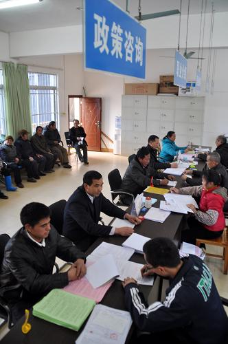 2月27日,在廣西南寧市興寧區(qū)五塘鎮(zhèn)社會(huì)保障服務(wù)中心,當(dāng)?shù)厝罕娫谵k理新型農(nóng)村社會(huì)養(yǎng)老保險(xiǎn)。從2012年1月1日起,廣西實(shí)施新型農(nóng)村社會(huì)養(yǎng)老保險(xiǎn)制度全覆蓋工作,逐步解決全區(qū)適齡農(nóng)民老有所養(yǎng)問題。堅(jiān)持政府和個(gè)人共擔(dān)責(zé)任,政府對(duì)無力承擔(dān)個(gè)人責(zé)任的困難群眾代為繳費(fèi),幫助其參保。截至2011年底,廣西新農(nóng)保和城鎮(zhèn)居民社會(huì)養(yǎng)老保險(xiǎn)試點(diǎn)覆蓋面分別達(dá)到68%和66%,共有878.93萬人參保,322.68萬人領(lǐng)取了養(yǎng)老金,共發(fā)放養(yǎng)老金14.66億元,基金累計(jì)結(jié)余16.81億元。新華社記者 陸波岸 攝