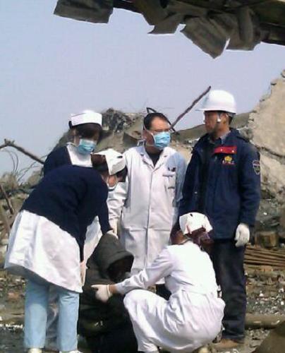 2月28日,救援人員在河北趙縣一化工廠爆炸事故現(xiàn)場。當日9時多,河北石家莊市趙縣生物產(chǎn)業(yè)園克爾化工有限公司1號車間發(fā)生爆炸。發(fā)生爆炸時生產(chǎn)車間內(nèi)有近20人。截至13時,已從車間搜尋出9具遺體,在醫(yī)院治療已達40多人。新華社發(fā)(《河北青年報》供稿)