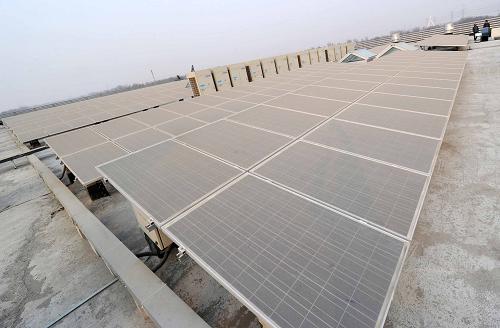 高安屯充換電站自身建設應用了環(huán)保新技術,其主體建筑屋頂安裝有1280塊太陽能電池組件,利用微網(wǎng)控制系統(tǒng)將光伏發(fā)電接入系統(tǒng),年均發(fā)電量26.72萬千瓦時,每年可少排放二氧化碳400噸以上(2月28日攝)。作為助力北京循環(huán)經(jīng)濟和清潔能源發(fā)展重要項目之一的國家電網(wǎng)高安屯電動汽車充換電站日前開始試運營。該充換電站年累計換電服務能力可達14.6萬次,是目前國內(nèi)規(guī)模最大的電動汽車充換電站,具有“循環(huán)低碳、智能高效、自主創(chuàng)新”的特點。高安屯充換電站共設置4條換電流水線、1條配送線,安裝充電機1044臺,充電機容量10080千瓦,可同時服務8輛電動車,整車綜合換電時間平均為6至8分鐘,與傳統(tǒng)車輛加油時間基本相當。新華社記者 公磊 攝