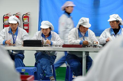3月20日,在愛福電子公司生產車間,幾名工人在生產線上工作。愛福電子公司是安徽省明光市眾多民營中小企業(yè)中的普通一員,近年來,和大多數民營制造企業(yè)一樣,該企業(yè)一直面臨用工短缺、招工難的困擾。為了減少“用工荒”對企業(yè)正常生產的影響,該企業(yè)在通過提高員工福利等方式吸引工人的同時,逐步加強對企業(yè)生產線和產品的技術改造和升級。愛福電子公司的負責人宗斌說,“按照我們企業(yè)目前500多名員工的生產能力來算,如果不對生產線改造升級,同樣的產量則需要1000多名工人來完成;目前用工成本的增加和招工難使得企業(yè)必須靠生產線和產品的升級來減少額定產量下的用工人數;多年來勞動密集企業(yè)依靠低廉勞動力成本發(fā)展的模式已經一去不復返了”。新華社記者 劉軍喜 攝