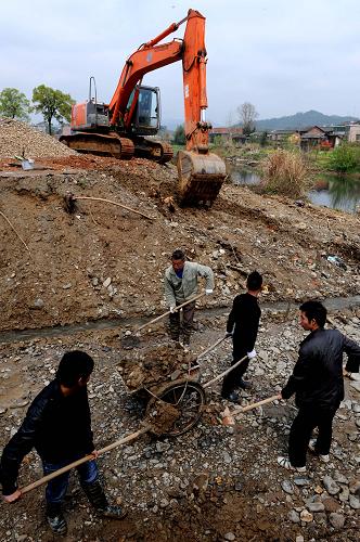4月5日,工人在萬載縣羅城鎮(zhèn)羅城河堤(黎明斷)防洪工程改造工地施工。全國第三批小型農(nóng)田水利重點縣——江西萬載縣連續(xù)實施3年、每年獲得省級以上補助專項資金1800萬元,完成200畝以上灌區(qū)高效節(jié)水改造等工程項目建設(shè),基本形成較為完善的灌排工程體系,實現(xiàn)“旱能灌,澇能排”,達(dá)到農(nóng)業(yè)生產(chǎn)條件明顯改善,農(nóng)業(yè)綜合生產(chǎn)能力明顯提高,抗御自然災(zāi)害能力明顯增強的目標(biāo)。新華社記者 宋振平 攝