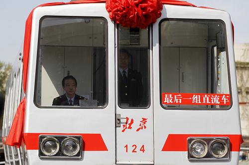 4月12日,北京地鐵1號(hào)線最后一組“悶罐車”緩緩開進(jìn)古城車輛段車庫(kù),標(biāo)志著已服役42年的直流車徹底退出地鐵運(yùn)營(yíng)。北京地鐵直流車因生產(chǎn)年代較早沒(méi)有空調(diào),被稱為“悶罐車”。新華社發(fā)