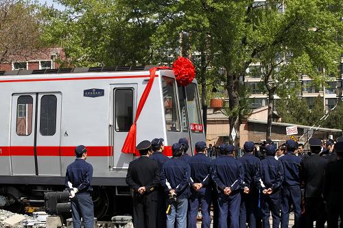 4月12日,北京地鐵1號(hào)線最后一組“悶罐車”緩緩開進(jìn)古城車輛段車庫(kù),標(biāo)志著已服役42年的直流車徹底退出地鐵運(yùn)營(yíng)。北京地鐵直流車因生產(chǎn)年代較早沒(méi)有空調(diào),被稱為“悶罐車”。新華社發(fā)