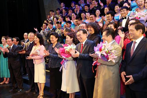 5月3日,在“五四”青年節(jié)即將到來之際,中共中央政治局常委李長春來到北京大學,與1400余名師生一起觀看原創(chuàng)歌劇《錢學森》,向師生員工致以節(jié)日的祝賀和良好的祝愿。這是演出結束后,李長春與演職人員合影。新華社記者 姚大偉 攝