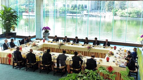 5月4日,中國(guó)國(guó)家主席胡錦濤特別代表國(guó)務(wù)院副總理王岐山、國(guó)務(wù)委員戴秉國(guó)與美國(guó)總統(tǒng)奧巴馬特別代表國(guó)務(wù)卿希拉里·克林頓、財(cái)政部長(zhǎng)蓋特納在北京和中美企業(yè)家共同出席早餐會(huì)。新華社記者 謝環(huán)馳 攝