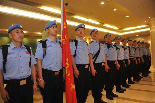 5月21日,我國(guó)第十七支赴東帝汶維和警隊(duì)隊(duì)員整裝待發(fā)。5月21日24時(shí),中國(guó)第十七支赴東帝汶維和警隊(duì)從首都國(guó)際機(jī)場(chǎng)啟程,赴聯(lián)合國(guó)東帝汶任務(wù)區(qū)執(zhí)行維和任務(wù)。公安部維和警察領(lǐng)導(dǎo)小組成員單位有關(guān)領(lǐng)導(dǎo)到機(jī)場(chǎng)為警隊(duì)送行。第十七支赴東帝汶維和警隊(duì)由黑龍江省公安廳單獨(dú)組建,共13名隊(duì)員。新華社發(fā)(劉長(zhǎng)龍 攝)