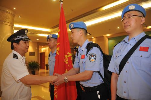 5月21日,送行人員與我國(guó)第十七支赴東帝汶維和警隊(duì)隊(duì)員握手。5月21日24時(shí),中國(guó)第十七支赴東帝汶維和警隊(duì)從首都國(guó)際機(jī)場(chǎng)啟程,赴聯(lián)合國(guó)東帝汶任務(wù)區(qū)執(zhí)行維和任務(wù)。公安部維和警察領(lǐng)導(dǎo)小組成員單位有關(guān)領(lǐng)導(dǎo)到機(jī)場(chǎng)為警隊(duì)送行。第十七支赴東帝汶維和警隊(duì)由黑龍江省公安廳單獨(dú)組建,共13名隊(duì)員。新華社發(fā)(劉長(zhǎng)龍 攝)