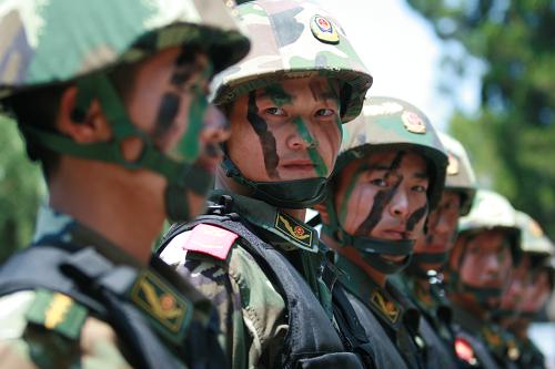 武警特戰(zhàn)隊(duì)員整裝待發(fā)(5月21日)。5月21日,武警安徽總隊(duì)宣城市支隊(duì)反恐分隊(duì)在皖南山區(qū)復(fù)雜生疏地域進(jìn)行了一場(chǎng)全課目綜合反恐演練,重點(diǎn)突出叢林搜索、圍堵控制、抓捕圍殲、武力突擊等多個(gè)科目,不斷提高部隊(duì)在復(fù)雜地理?xiàng)l件下的反恐和處置突發(fā)事件能力。新華社發(fā)(楊勛 攝)