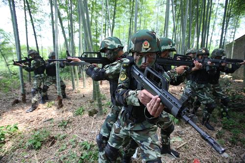 武警特戰(zhàn)隊(duì)員進(jìn)行叢林搜索(5月21日)。5月21日,武警安徽總隊(duì)宣城市支隊(duì)反恐分隊(duì)在皖南山區(qū)復(fù)雜生疏地域進(jìn)行了一場(chǎng)全課目綜合反恐演練,重點(diǎn)突出叢林搜索、圍堵控制、抓捕圍殲、武力突擊等多個(gè)科目,不斷提高部隊(duì)在復(fù)雜地理?xiàng)l件下的反恐和處置突發(fā)事件能力。新華社發(fā)(楊勛 攝)