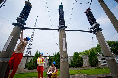 5月22日,電力檢修人員在湖州110千伏紫云變電站進(jìn)行電網(wǎng)避雷器帶電測(cè)試,保證電網(wǎng)在雷雨多發(fā)的夏季能夠安全運(yùn)行。隨著夏季用電高峰日益臨近,國(guó)家電網(wǎng)浙江湖州電力局檢修試驗(yàn)工區(qū)對(duì)所管轄的100座變電站進(jìn)行了地毯式排查。根據(jù)浙江省2012電力供需平衡預(yù)測(cè),今年夏季全省最大電力負(fù)荷缺口約900萬(wàn)千瓦,湖州市最大電力負(fù)荷缺口約70萬(wàn)千瓦。新華社記者 徐昱 攝