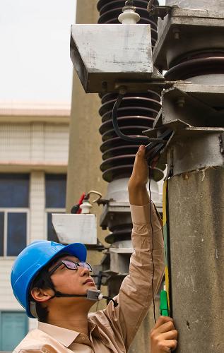 5月22日,電力檢修人員在湖州110千伏紫云變電站進(jìn)行電網(wǎng)避雷器帶電測(cè)試,保證電網(wǎng)在雷雨多發(fā)的夏季能夠安全運(yùn)行。隨著夏季用電高峰日益臨近,國(guó)家電網(wǎng)浙江湖州電力局檢修試驗(yàn)工區(qū)對(duì)所管轄的100座變電站進(jìn)行了地毯式排查。根據(jù)浙江省2012電力供需平衡預(yù)測(cè),今年夏季全省最大電力負(fù)荷缺口約900萬(wàn)千瓦,湖州市最大電力負(fù)荷缺口約70萬(wàn)千瓦。新華社記者 徐昱 攝