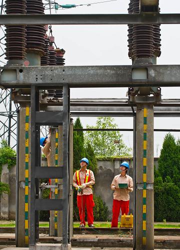 5月22日,電力檢修人員在湖州110千伏紫云變電站進(jìn)行電網(wǎng)避雷器帶電測(cè)試,保證電網(wǎng)在雷雨多發(fā)的夏季能夠安全運(yùn)行。隨著夏季用電高峰日益臨近,國(guó)家電網(wǎng)浙江湖州電力局檢修試驗(yàn)工區(qū)對(duì)所管轄的100座變電站進(jìn)行了地毯式排查。根據(jù)浙江省2012電力供需平衡預(yù)測(cè),今年夏季全省最大電力負(fù)荷缺口約900萬(wàn)千瓦,湖州市最大電力負(fù)荷缺口約70萬(wàn)千瓦。新華社記者 徐昱 攝