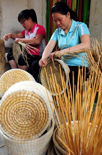 6月3日,在山東省臨沂市郯城縣馬頭鎮(zhèn)馬一村,農(nóng)民在用小麥等作物的秸稈制作工藝品。新華社發(fā)(房德華 攝)