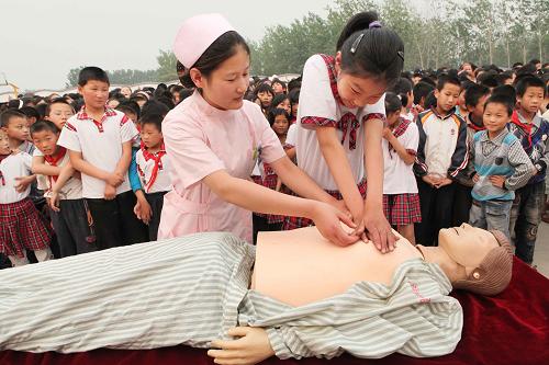 6月12日,江蘇省贛榆縣塔山鎮(zhèn)第二中心小學(xué)的學(xué)生在醫(yī)護(hù)人員指導(dǎo)下學(xué)習(xí)急救措施。暑期臨近,江蘇省贛榆縣公安、衛(wèi)生等部門工作人員深入轄區(qū)各中小學(xué)開展暑期安全教育活動(dòng),就交通安全、夏季防溺水、意外事故施救等方面知識(shí)開展廣泛宣傳,以提高暑期學(xué)生安全防范意識(shí)和避險(xiǎn)應(yīng)急能力。 新華社發(fā)(司偉 攝)