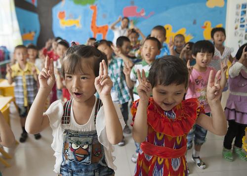 新疆若羌縣吾塔木鄉(xiāng)雙語幼兒園的孩子們在老師的帶領(lǐng)下一起跳舞(6月9日攝)。新疆巴音郭楞蒙古自治州若羌縣從2008年開始,每年撥付資金166.3萬余元,對全縣所有入園學(xué)齡前幼兒提供免費教育,相當于為每生每年提供1390元的補助。目前,全縣學(xué)齡前兩年幼兒入園率超過98%,少數(shù)民族幼兒學(xué)齡前兩年入園率為100%。除此之外,若羌縣還全面實施了從初中到高中的義務(wù)教育,免去所有初、高中學(xué)生的學(xué)費、雜費、書本費,對寄宿制學(xué)生及城鎮(zhèn)貧困、特困學(xué)生實行交通和食宿補貼,為家遠及住校生每人辦理免費乘車卡;并把進城務(wù)工人員子女也納入“兩免一補”范圍,使他們與本地學(xué)生享受同樣的優(yōu)質(zhì)教育服務(wù)。如今,這個位于新疆塔里木盆地東部羅布泊邊緣、行政面積20.23萬平方公里的“全國最大縣”,實現(xiàn)了從學(xué)前教育到高中畢業(yè)的15年免費教育。新華社記者 江文耀 攝