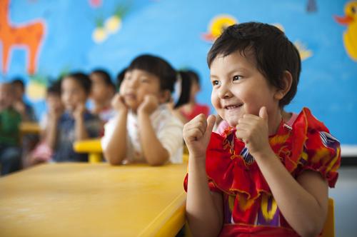 新疆若羌縣吾塔木鄉(xiāng)雙語幼兒園的孩子在老師的帶領(lǐng)下唱歌(6月9日攝)。新華社記者 江文耀 攝