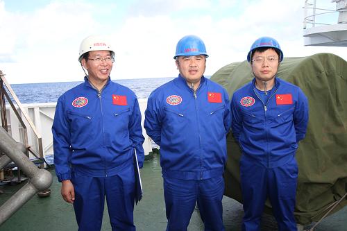 北京時(shí)間6月15日7時(shí),3名試航員乘“蛟龍”號(hào)載人潛水器開始進(jìn)行7000米級(jí)海試第一次下潛試驗(yàn)。這是參加第一次下潛試驗(yàn)的三名試航員,從左到右為崔維成、葉聰、楊波(6月15日攝)。新華社記者 羅沙 攝