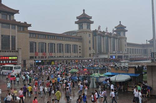 6月24日,北京站返京旅客眾多。記者6月24日從鐵道部獲悉,2012年端午小長假,全國鐵路共發(fā)送旅客2498.8萬人,同比增加173.6萬人,同比增長7.5%,創(chuàng)端午小長假鐵路運輸歷史新高。新華社發(fā)(劉長龍 攝)