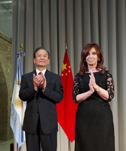 6月24日,正在阿根廷訪問的中國(guó)國(guó)務(wù)院總理溫家寶與阿根廷總統(tǒng)克里斯蒂娜共同出席中國(guó)與阿根廷建交四十周年慶?;顒?dòng)。新華社記者 李學(xué)仁 攝