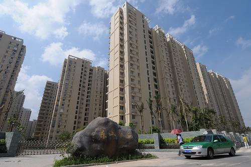 福建省保障房重點(diǎn)建設(shè)項(xiàng)目福州市東山新苑住宅樓目前已大部分建成并交付使用(7月20日攝)。據(jù)悉,2012年上半年,福建全省保障性安居工程累計(jì)完成投資149.9億元;全年保障性安居工程項(xiàng)目共開(kāi)工125914套(其中保障性住房84639套,各類(lèi)棚戶(hù)區(qū)改造41275套),開(kāi)工率79.24%;保障性安居工程基本建成75017套(含結(jié)轉(zhuǎn)續(xù)建項(xiàng)目。其中保障性住房基本建成50235套,各類(lèi)棚戶(hù)區(qū)改造基本建成24782套),基本建成率57.71%。新華社記者 林善傳 攝